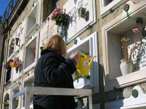 Cortona: danneggiamenti al cimitero di San Marco in Villa