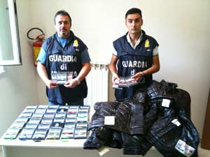 La Guardia di Finanza sequestra Moncler e accessori moda contraffatti
