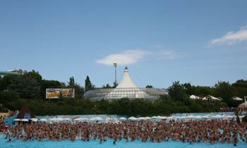 Aquafan un coro da ‘Guinness’ in migliaia a cantare ‘Romagna Mia’