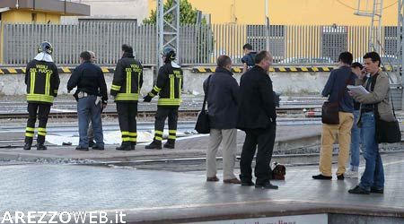 Arezzo, muore travolta dal treno