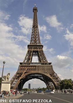 Parigi, allarme bomba sulla Torre Eiffel