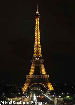 Una Torre Eiffel con 7 mila carte da gioco
