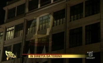 Tapiro d’oro gigante sulla facciata del lingotto di Torino