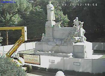 Attivate le telecamere ‘puntate’ sulla statua del Petrarca