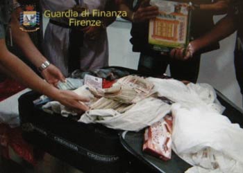 GDF: trasportavano oltre 192mila euro di valuta, fermate a 8 persone