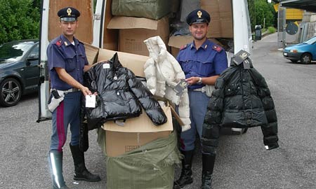 Trasportava oltre 700 giacconi contraffatii, in manette il conducente