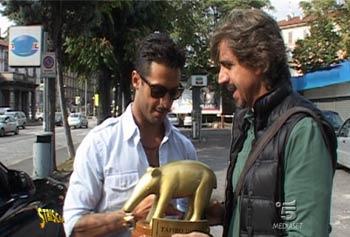 Striscia la Notizia: Staffelli consegna il tapiro d’oro Corona