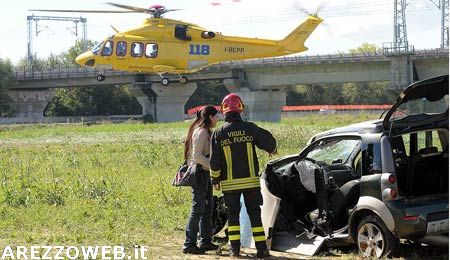 Auto contro un albero, 64enne ricoverato in prognosi riservata a Siena