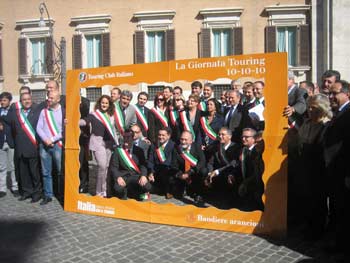 Carta Turismo 10 e Lode: accordo tra Touring Club e Sindaci Italiani