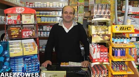Rapina una tabaccheria in centro, arrestato 42enne