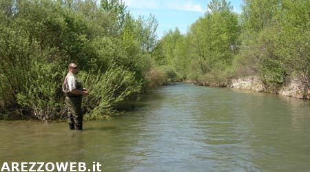 Il maestro della mosca insegna a pescare agli aretini Il maestro della mosca insegna a pescare agli aretini