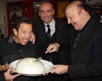 Boldi e Salvi alla prima del loro film con la ‘zizzona’ di Battipaglia