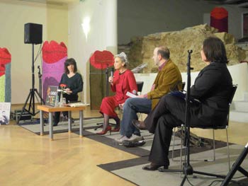 Un pubblico numeroso e variegato accoglie Barbara Alberti nella nostra