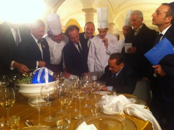 Silvio Berlusconi deliziato dalle prelibatezze toscane