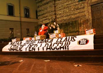 CasaPound Arezzo: Fanfa Claus regala pacchi di Natale