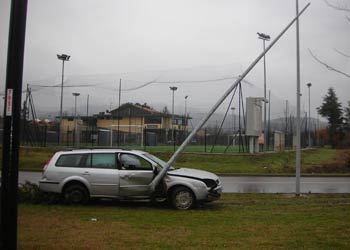 Esce fuori strada e abbatte un lampione
