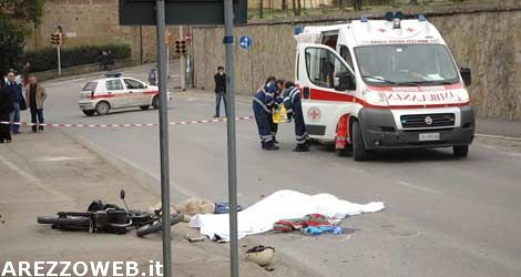 91enne finisce con il suo motorino sotto un camion e muore sul colpo