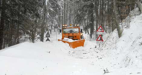 Ancora neve sulle strade provinciali e sui passi