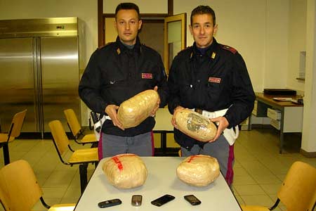 Trasportavano 4,5 kg di marijuana, arrestati due rumeni