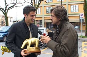 A Rossi il tapiro per aver ricevuto 2 pugni da Chivu e Ibrahimovic