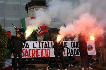 CasaPound: tricolori, fumogeni e rose rosse in Piazza del Popolo