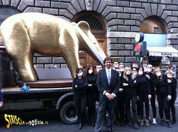 Tapiro Gigante con bavaglio alla Federazione Nazionale della Stampa