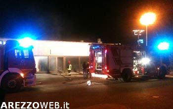 Pian di Scò, capannone in fiamme