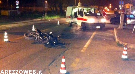 Scontro tra auto e moto, rimangono feriti due giovani