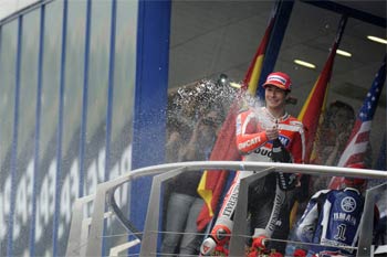 Hayden sul podio, Rossi scivola ma agguanta il quinto posto