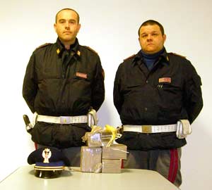 Trasportavano 4kg di hashish, finiscono in manette due calabresi
