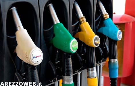 Non si fermano i rialzi sui carburanti, punte fino a 1,64 euro al litr
