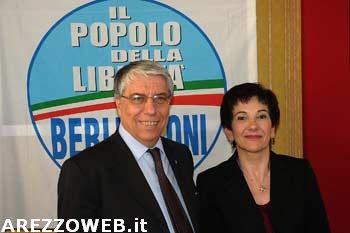 Una sala gremita di gente saluta la visita del Ministro Giovanardi