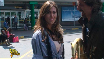 Valerio Staffelli consegna il tapiro d’oro a Belen Rodriguez