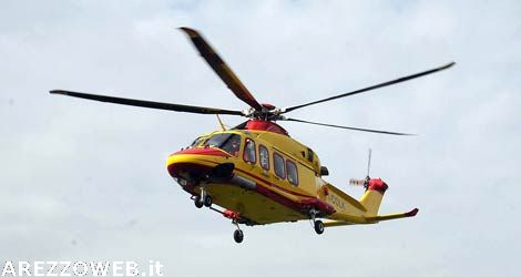 Anghiari, auto finisce contro un palo e si cappotta, ferito un 22enne