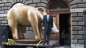 Striscia: terzo tapiro gigante con bavaglio a Federazione Stampa