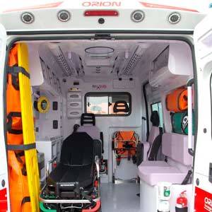 Ambulanza si scontra con ape 50, due feriti