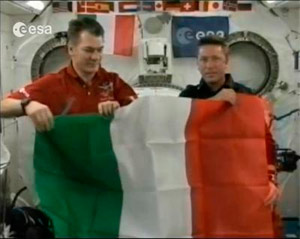 Nespoli, Vittori e la bandiera italiana. Il collegamento con il Quirin