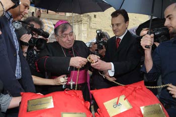 Arezzo indossa la collana più lunga del mondo