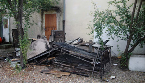 Fiamme in un locale dismesso del Pionta. Regno di senzatetto e tossici Fiamme in un locale dismesso del Pionta. Regno di senzatetto e tossici