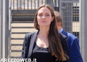 La Jolie a Lampedusa: C’è bisogno di più tolleranza con gli immigrati