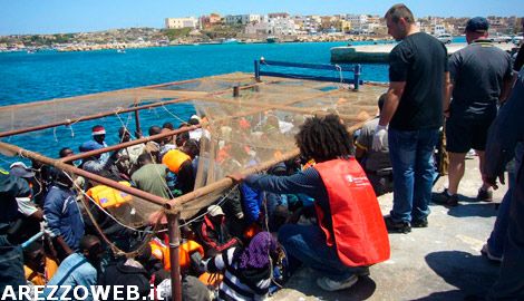 Lampedusa, soccorso barcone proveniente dalla Libia con 231 immigrati