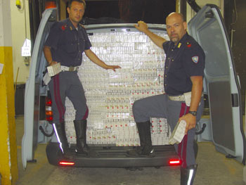 Contrabbandiere di sigarette si spaccia per diplomatico, arrestato