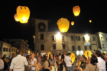 Le lanterne dei desideri volano su Piazza Grande
