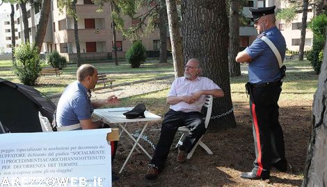 Per protesta si incatena davanti al Tribunale Per protesta si incatena davanti al Tribunale