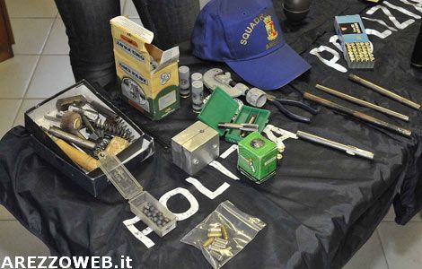 Nascondeva un arsenale in casa, arrestato 41enne Nascondeva un arsenale in casa, arrestato 41enne