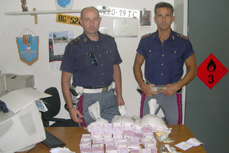 Argento, oro e 1,2milioni di euro. 35enne finisce in manette