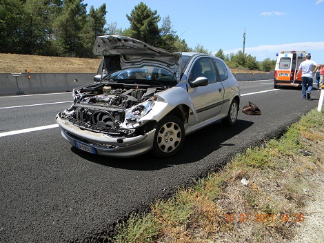 Dramma in autostrada, muore anziana nell’auto guidata dal marito