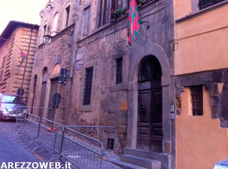 La casa di Vasari perde pezzi. Montati sei metri di transenne La casa di Vasari perde pezzi. Montati sei metri di transenne