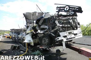 Bisarca si rovescia in A1. Auto sparse sulla carreggiata