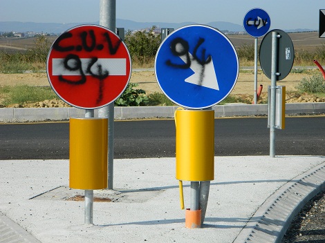 Tolleranza zero contro gli atti vandalici sui cartelli stradali Tolleranza zero contro gli atti vandalici sui cartelli stradali